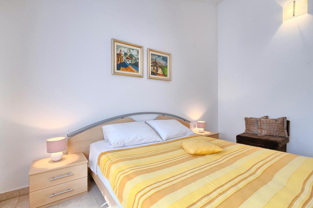 Franulovic Apartments Premantura Esterno foto