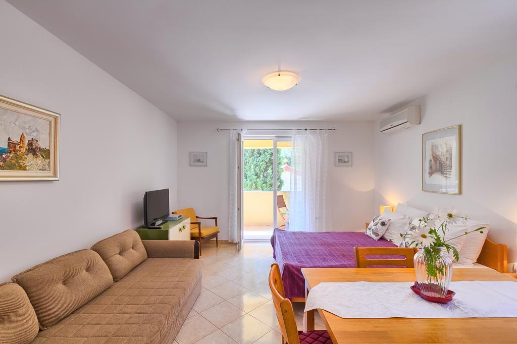 Franulovic Apartments Premantura Esterno foto