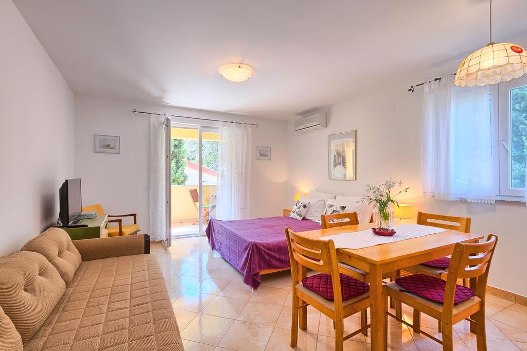 Franulovic Apartments Premantura Esterno foto