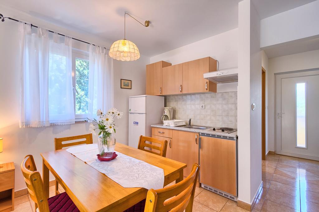 Franulovic Apartments Premantura Esterno foto