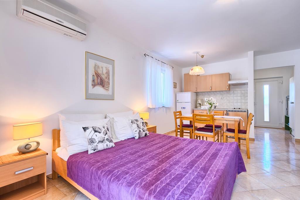 Franulovic Apartments Premantura Esterno foto