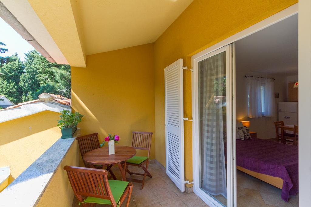 Franulovic Apartments Premantura Esterno foto