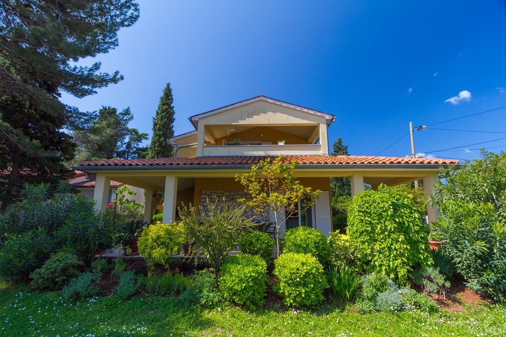 Franulovic Apartments Premantura Esterno foto