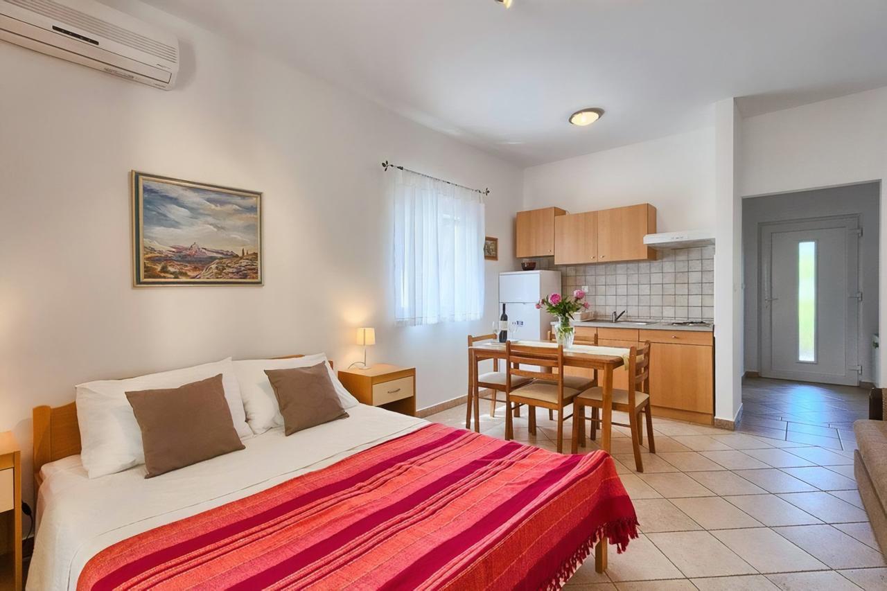 Franulovic Apartments Premantura Esterno foto
